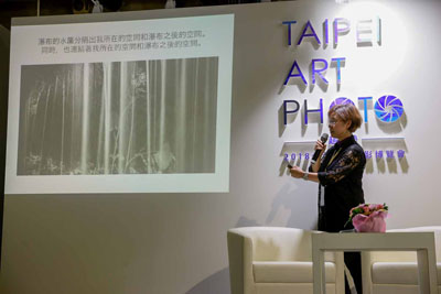 Motoko Sato showed her artworks with the Chinese explanation on screen. 
