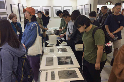 Sasaki talked about his artworks and explained why he put the prints into a paulownia box. 